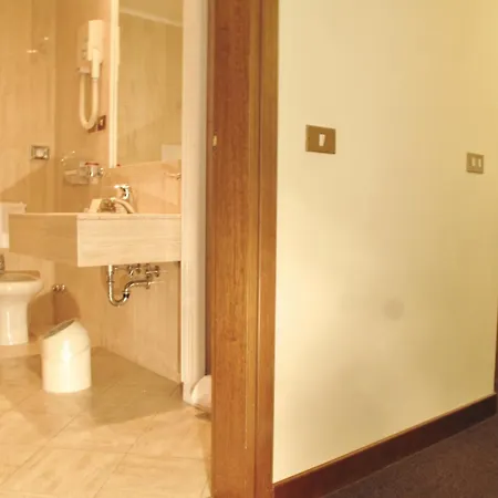 Santa Chiara 3* روما