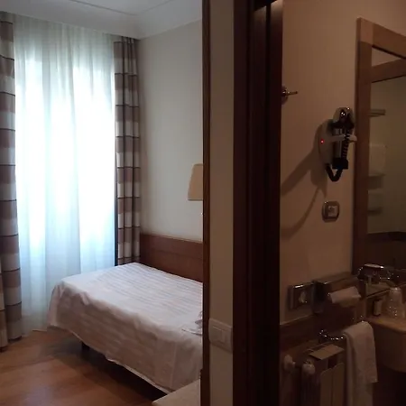 Santa Chiara 3* רומא