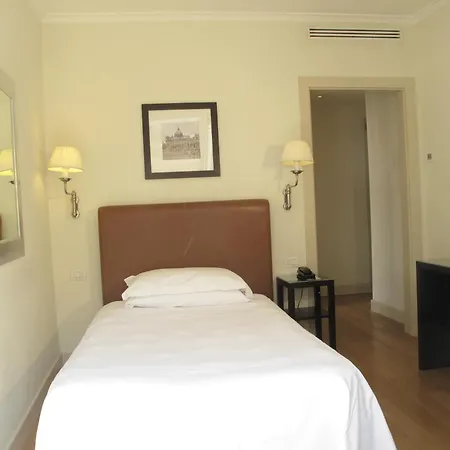 מלון Santa Chiara 3*