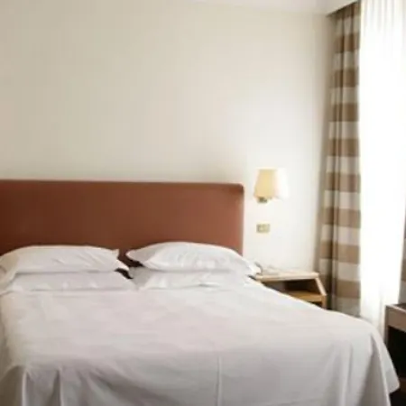 מלון Santa Chiara 3*